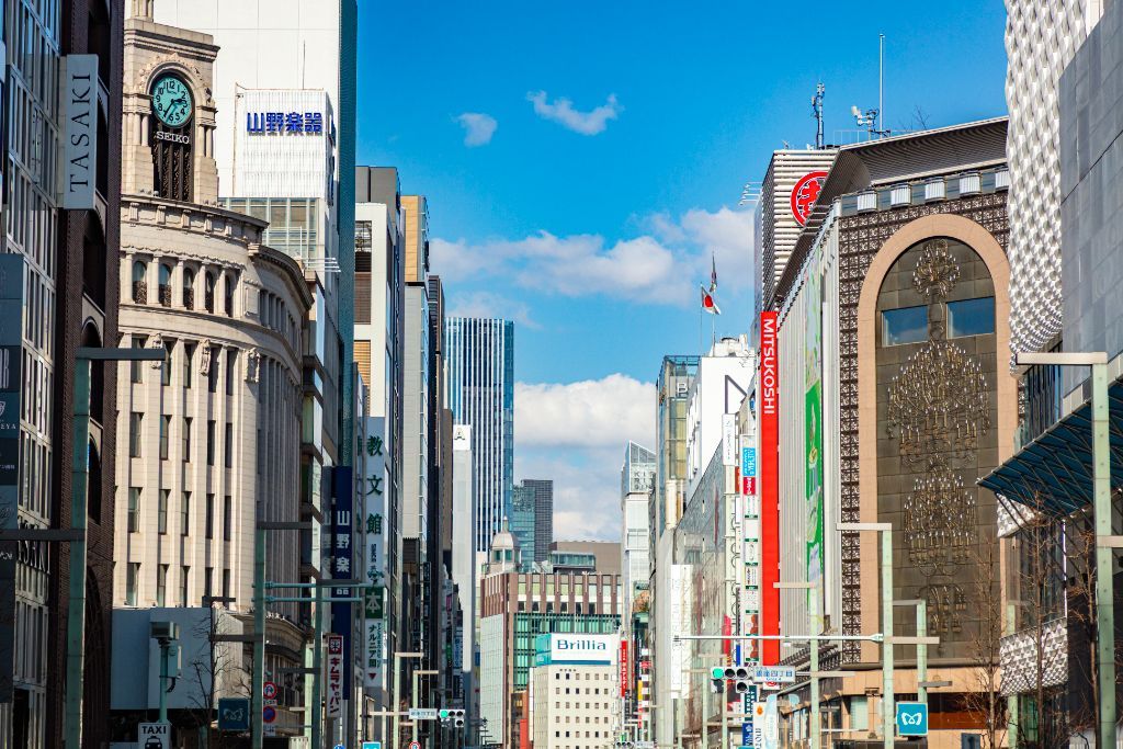 銀座中央通りの街並み