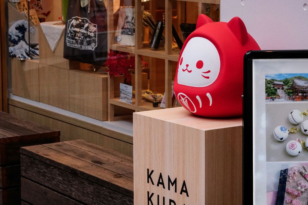 鎌倉の雑貨店に飾られた赤いだるまの置物