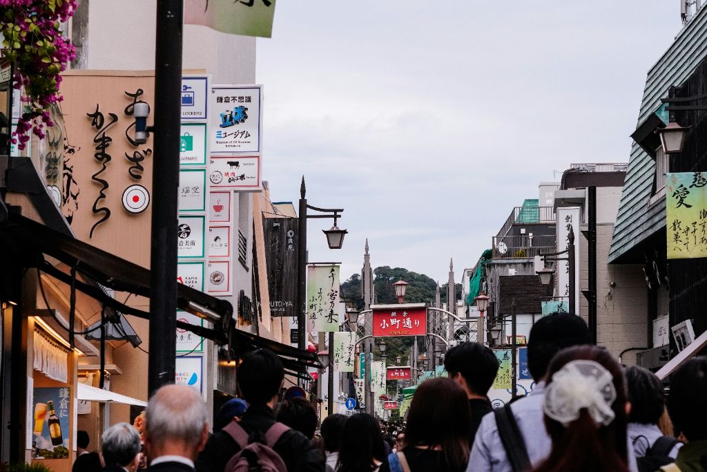 小町通りのにぎわいと商店街の景色